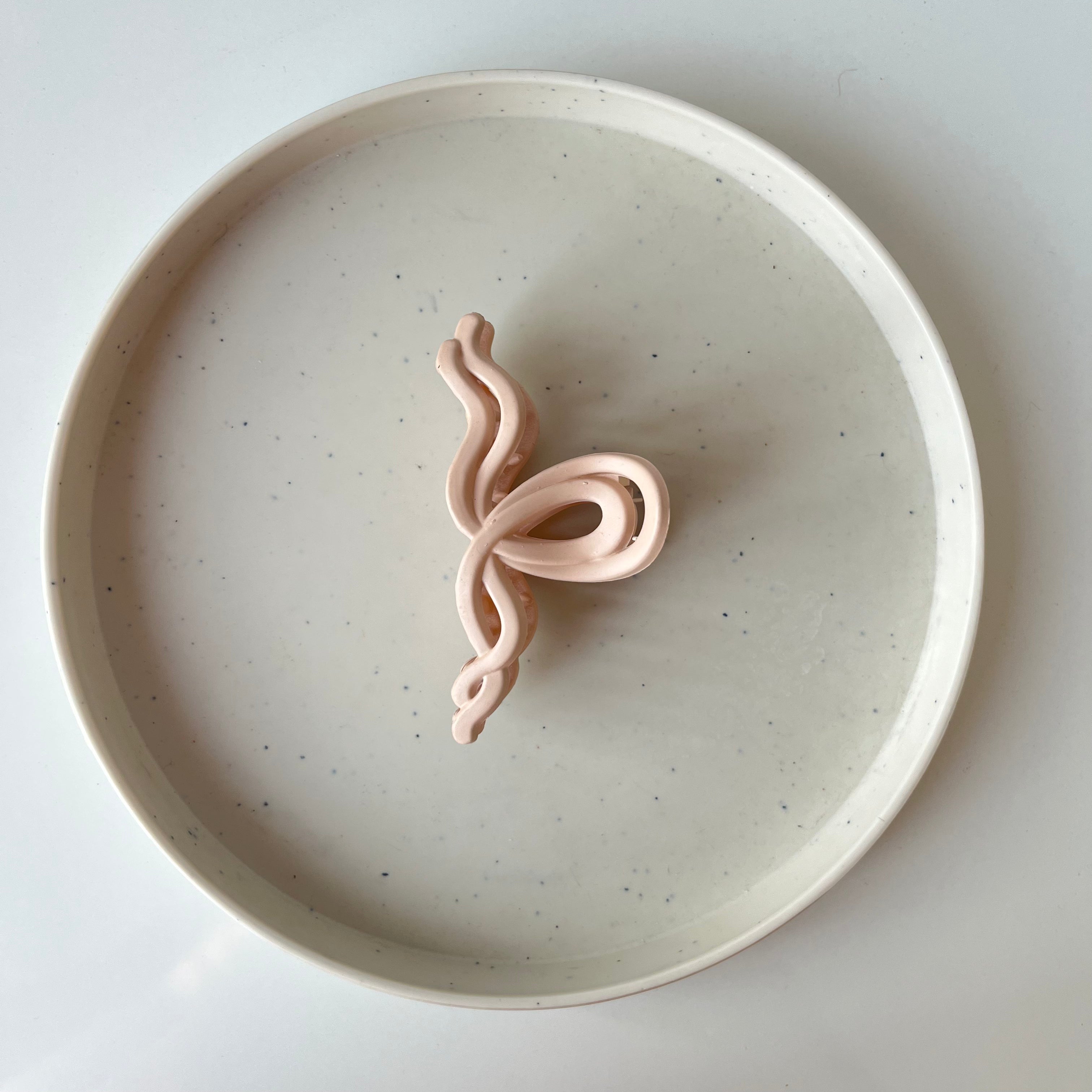 Matte Wave Bow – Medium Hair Claw